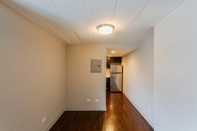 Building Photo - 6119 N Kenmore Ave