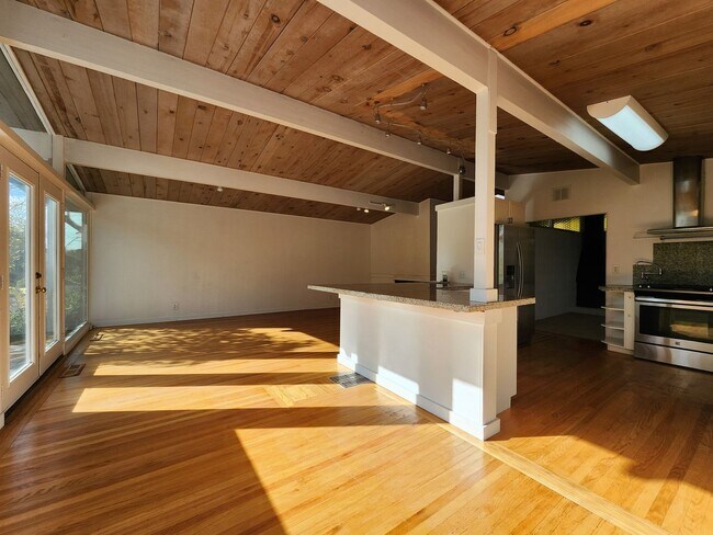 Building Photo - 2015 Cummings Dr