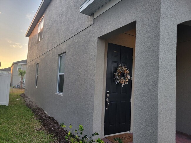 Building Photo - Spacious 4-bedroom/2.5-bathroom house (inc...