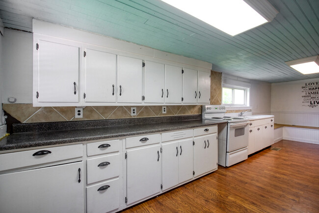 Building Photo - 5606 Leapwood Enville Rd