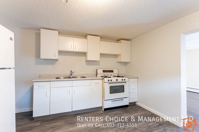 Photo du bâtiment - Conveniently Located and Pet Friendly Basement Suite with Yard Space
