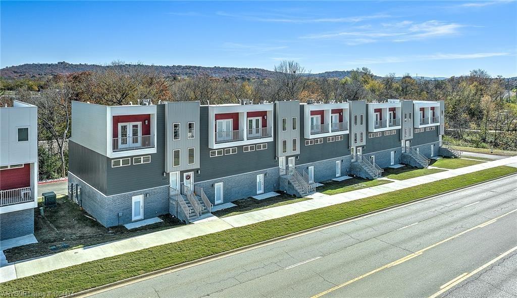 Foto principal - 1764 S Razorback Rd