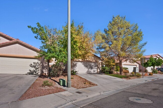Building Photo - Southern Highlands!!! Solar Panels!!! 4 Be...