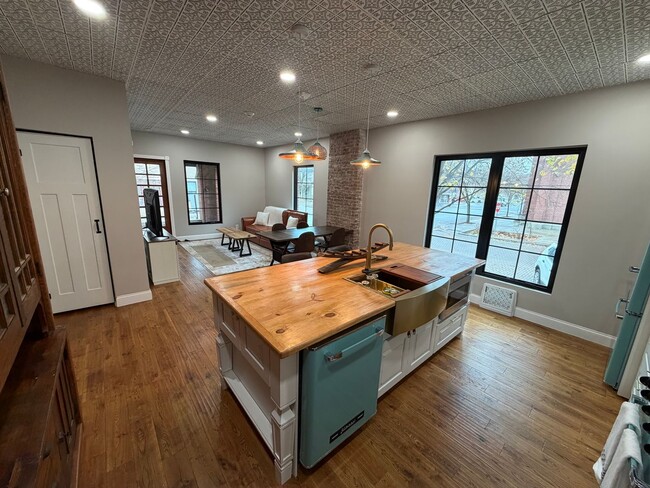 Building Photo - 400 N. 9th-4TH OFFSET