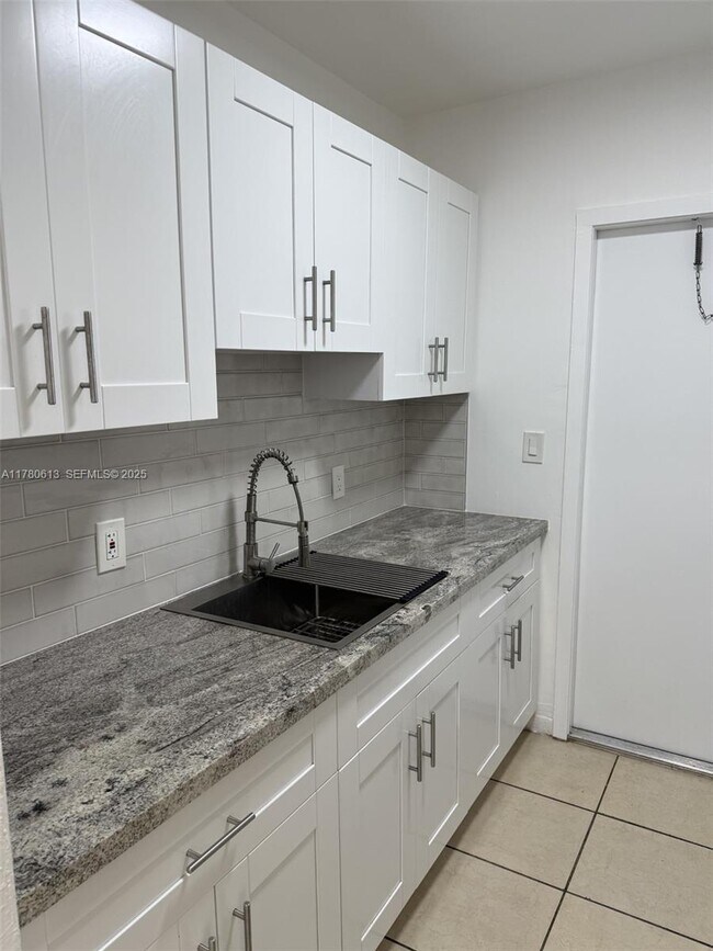 Foto del edificio - 1895 Venice Park Dr