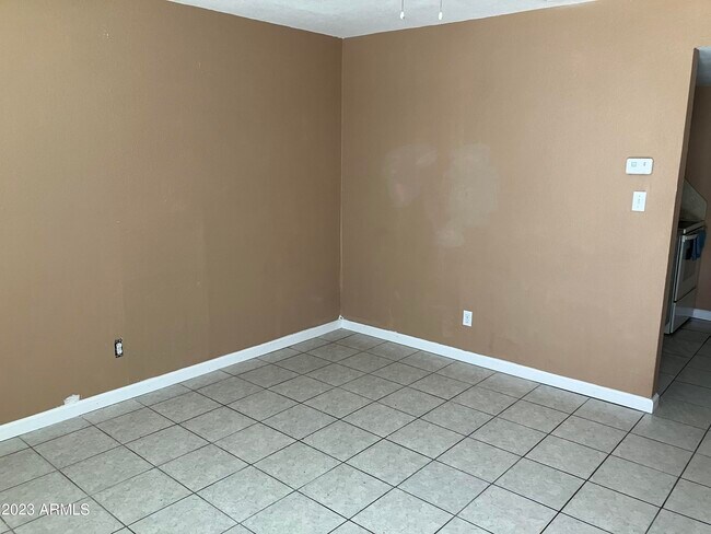 Foto del edificio - 1750 E Oak St