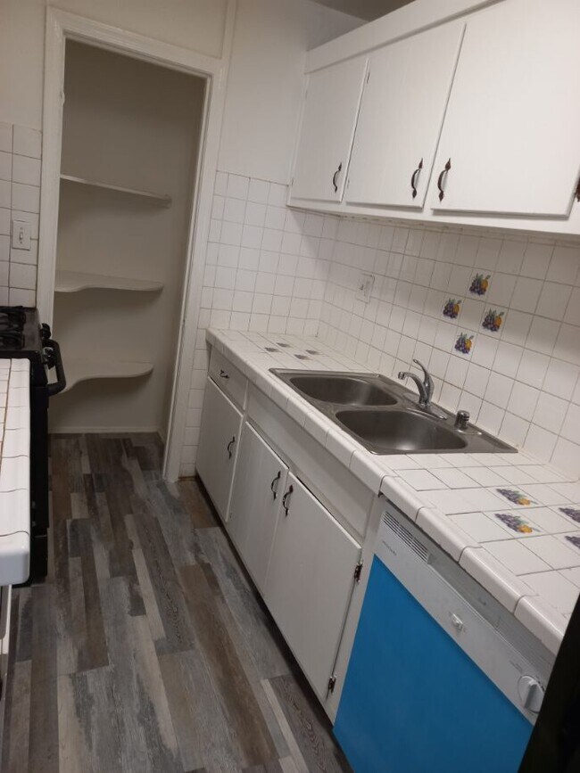 Kitchen - 7527 Riverdale Rd