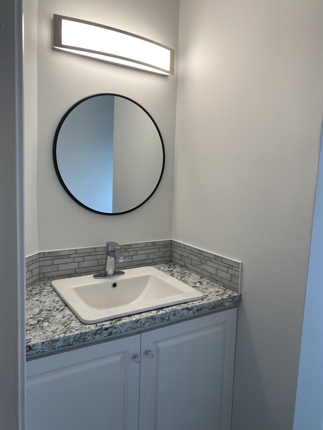 Building Photo - 52 Maniton Dr