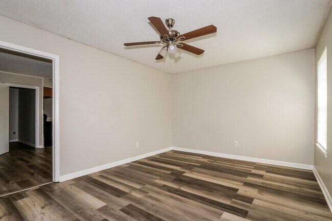 Foto del edificio - 5120 Breckenwood Dr