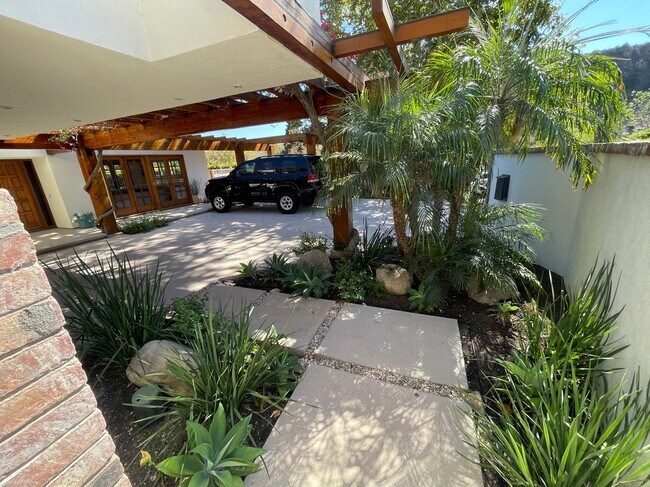 Building Photo - 5942 Paseo Cyn Dr
