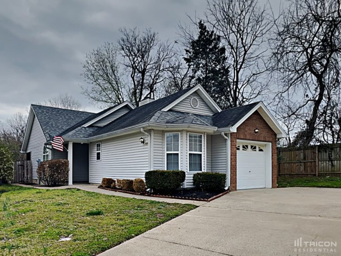 Primary Photo - 1211 Wembley Dr