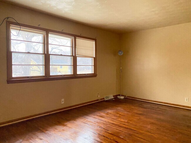 Foto del edificio - A wonderful 4-bedroom house in the Benson Gardens area - near Walmart Neighborhood Market, Asian ...