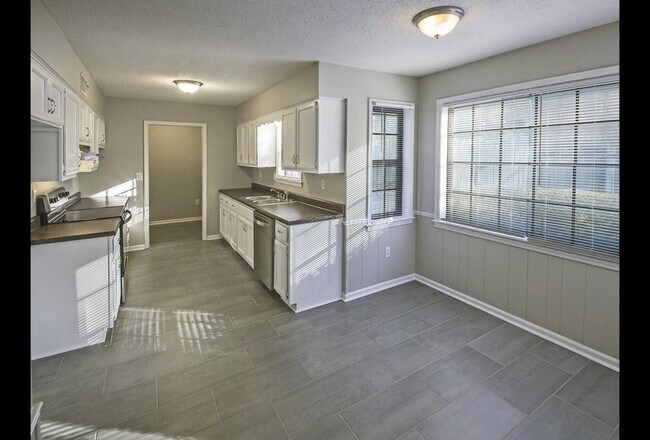 Foto del edificio - 4972 Ridge Tree Dr