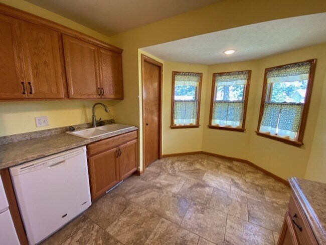Foto del edificio - Single-Level Living! 3BR Ranch by Portage ...