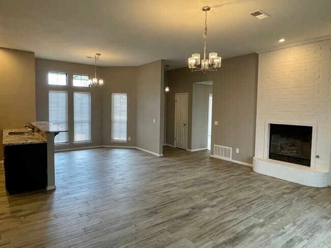 Building Photo - Beautiful updated 3 bed 2 bath