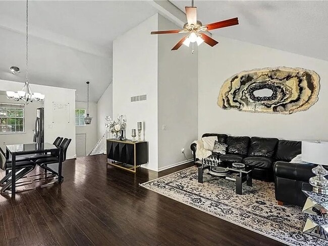 Foto del edificio - Newly Updated 3 Bed/2 Bath Duplex in Blue Valley with Fenced Yard, Large Deck & Attached 2-Car Ga...