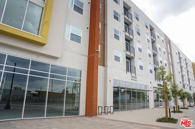 Foto del edificio - 10568 Gateway Prom