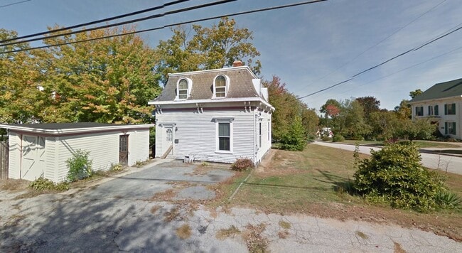 Building Photo - Recently Renovated Victorian Style Home in...