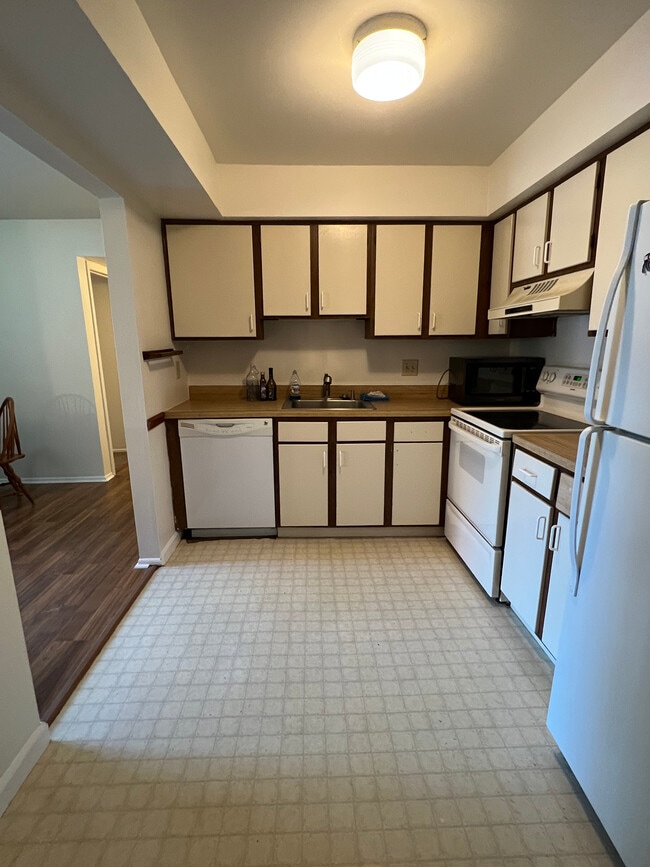 Building Photo - 3125 Sayre Dr