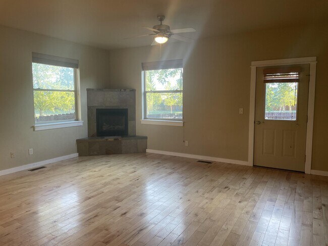 Foto del edificio - 640 Sanders Ave