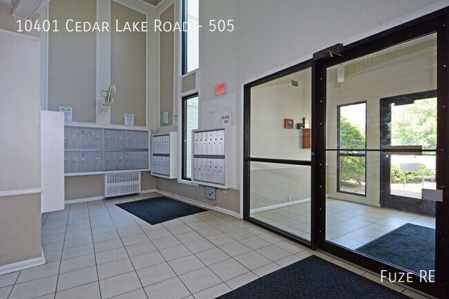 Foto del edificio - 10401 Cedar Lk Rd S
