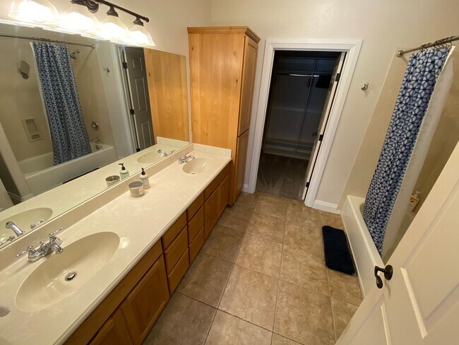 Building Photo - Fully Furnished Executive Rental Near Rive...