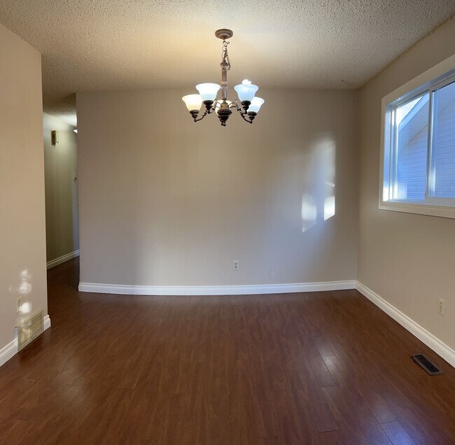 Photo du bâtiment - 3 Bed 3 Bath Unit in Red Deer, AB