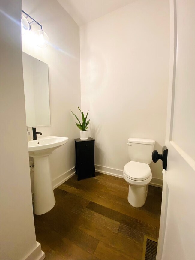 Powder Room - 1605 Parkwood Ave