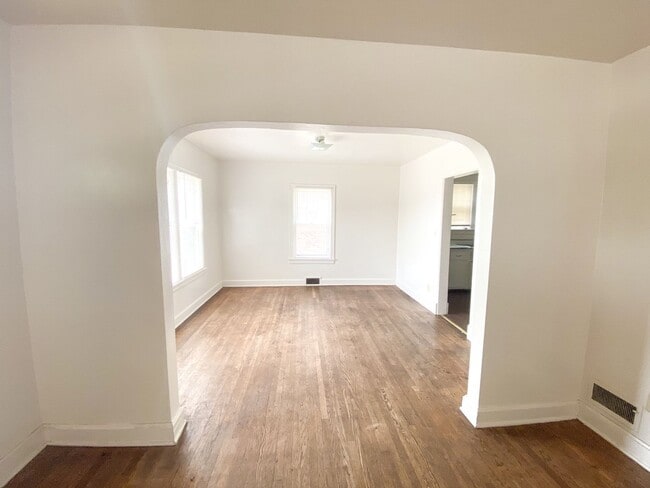 Building Photo - 3 bed 1 bath unit close to campus