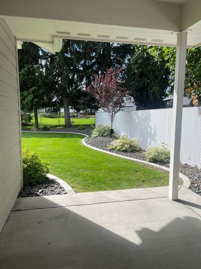 Foto del edificio - 13914-13916 E 14th Ln
