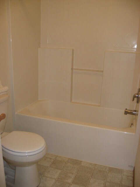 Foto del edificio - Spacious house in a nice, quiet neighborho...