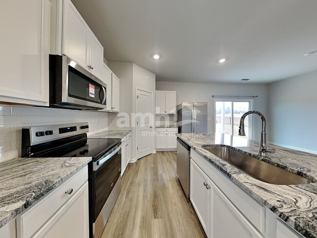 Foto del edificio - 3240 Emberly Dr