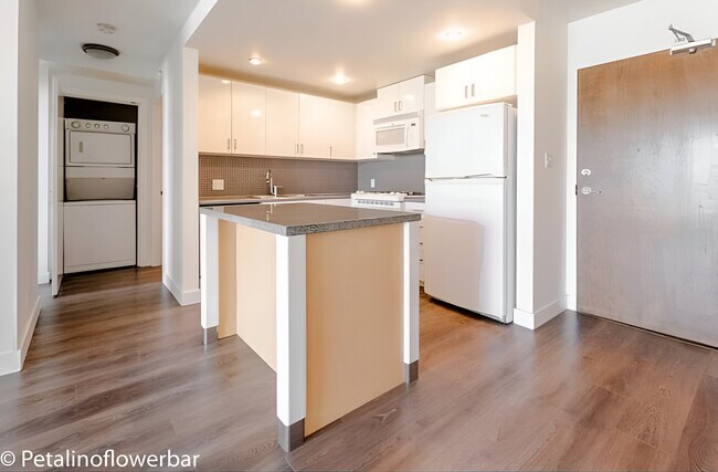 Photo du bâtiment - 155 1st St W