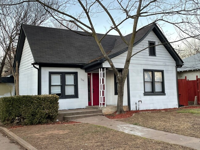 Building Photo - 704 Williams Ave