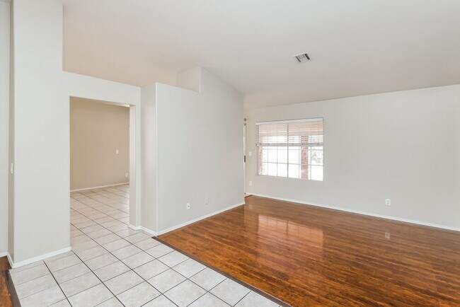 Foto del edificio - 5904 Red Umber Ave