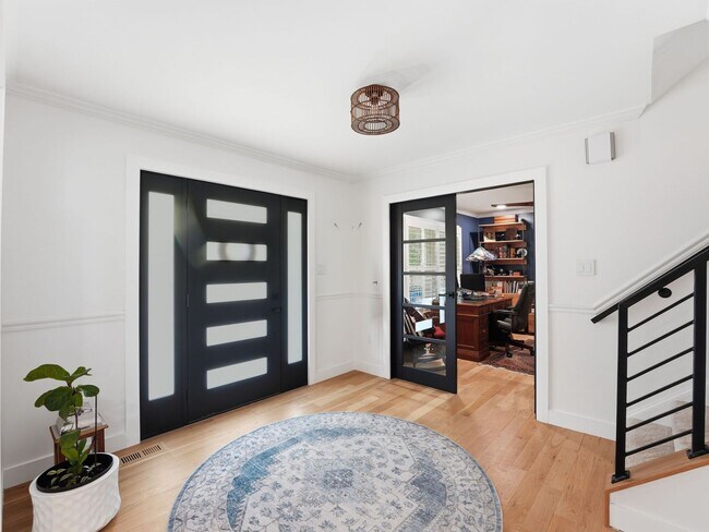 Foto del edificio - Freshly Refined Home with Generous Space and Timeless Appeal