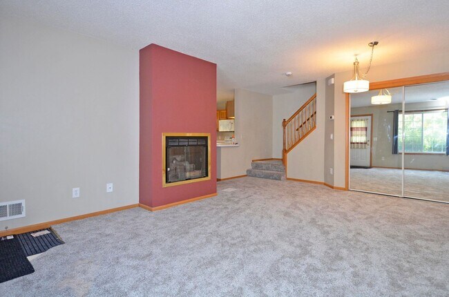 Building Photo - Beautiful 2-Bed 1.5-Bath Townhouse in Eagan - Available Now!