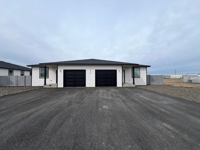 Building Photo - Beautiful New Construction Duplex