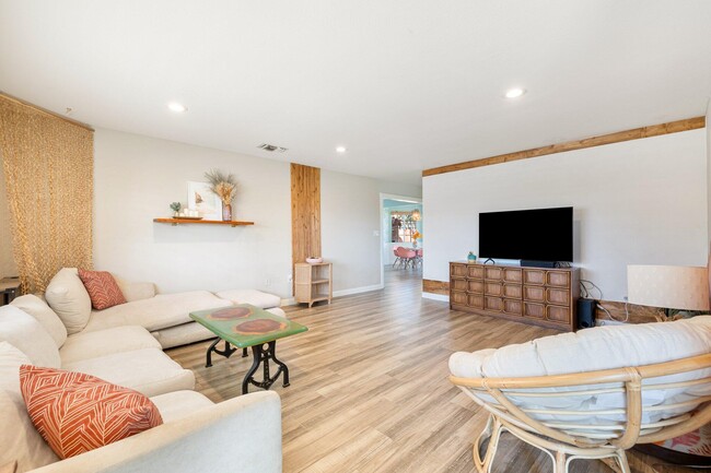 Building Photo - 77590 California Dr