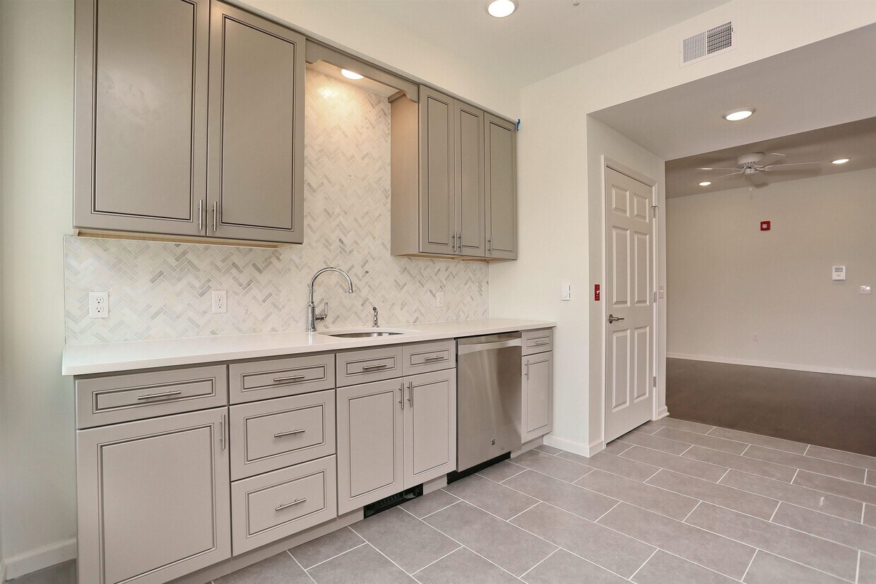 331 71st St Unit 1, Guttenberg, NJ 07093 Room for Rent in Guttenberg, NJ