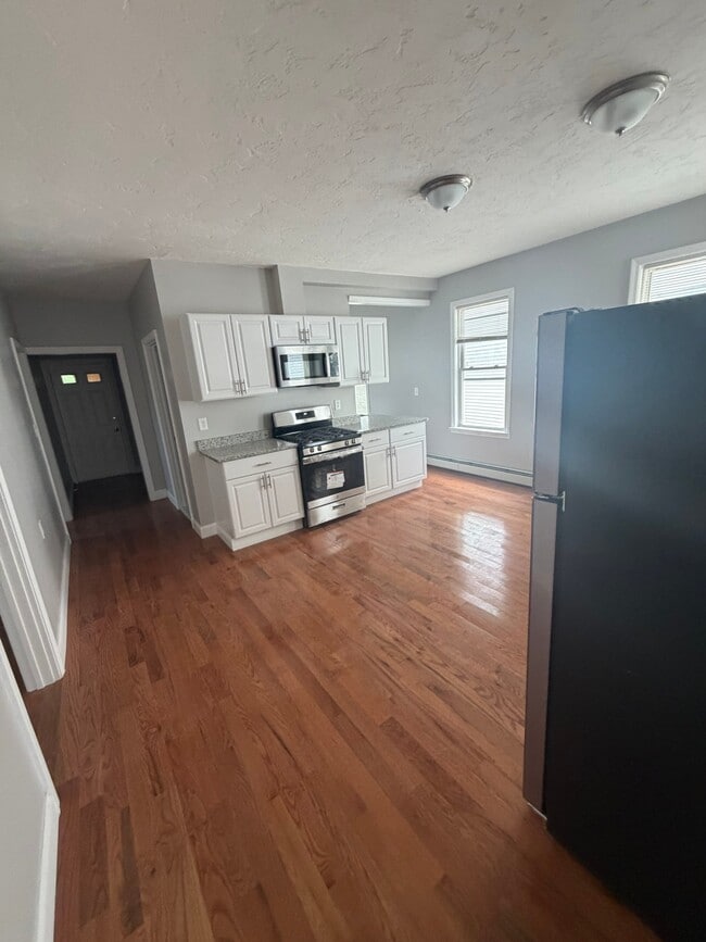 Building Photo - 597 Millbury St