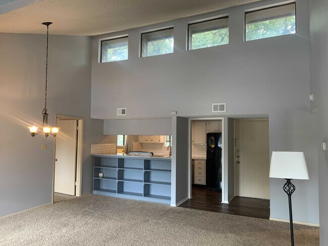 Foto del edificio - *COMING SOON!* GORGEOUS 2 Bedroom 2 Bath C...