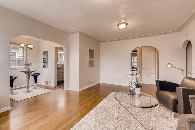 Charming Main Floor Apartment with Private One-Car Garage - Charming Main Floor Apartment with Private One-Car Garage