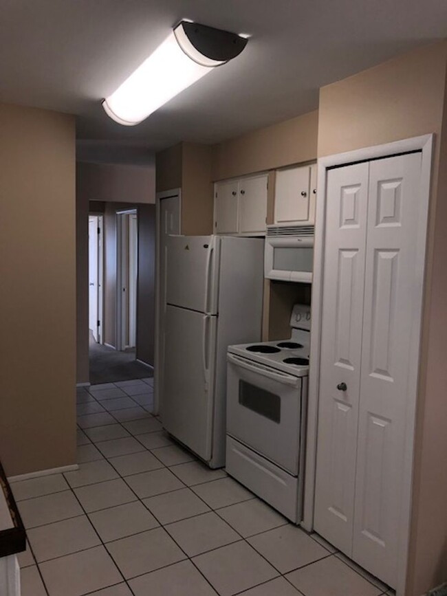 Building Photo - WONDERFUL UPDATED 2 BEDROOM 1 BATHROOM CON...