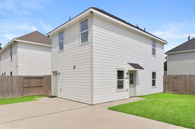 Building Photo - 5208 Laura Koppe Rd