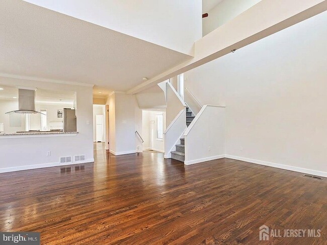 Building Photo - 540 Sayre Dr