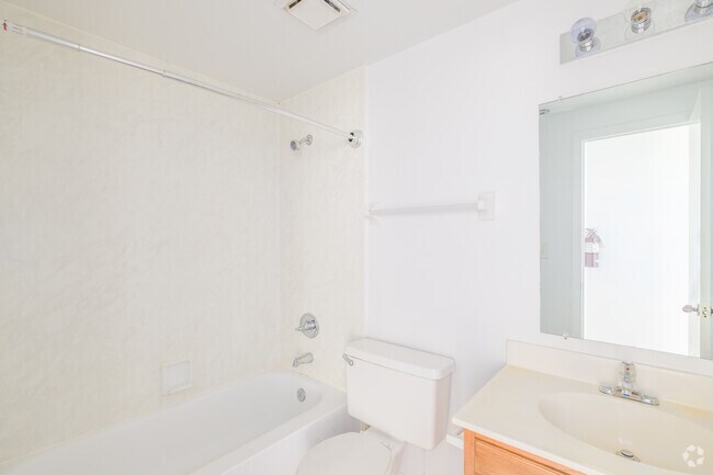 2HAB, 1BA - 800 ft² - Baño - Madison on 20th Apartments