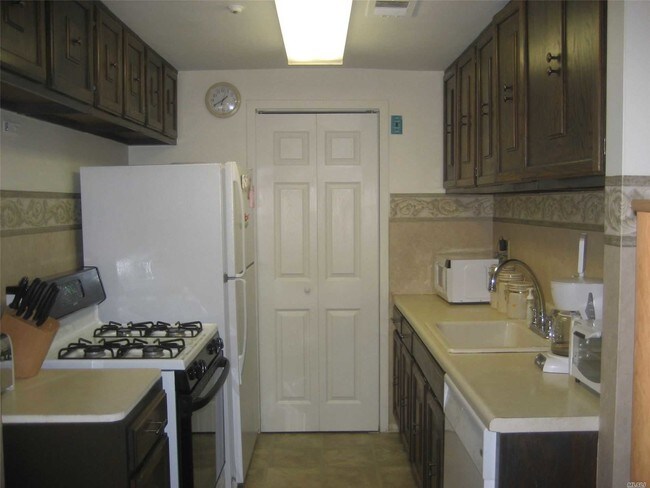 Foto del edificio - 265 Birchwood Rd