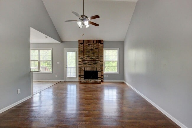 Building Photo - Sweet Splitlevel with Awesome Basement Area