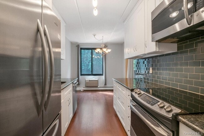 Building Photo - 128 Colonial Pkwy